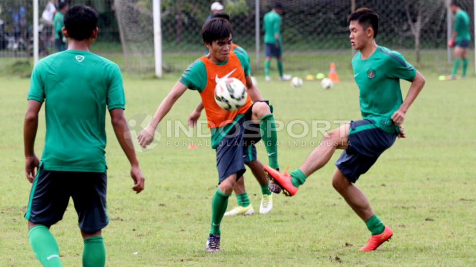 Gelandang Timnas U-22 Paulo Sitanggang (tengah) berduel dengan rekannya Sutanto Tan.